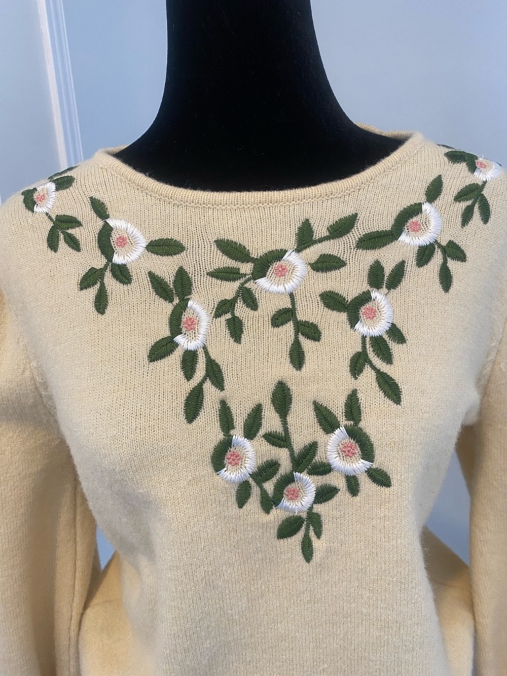 STUNNING VINTAGE Floral Embroidered round neck Sweater w puff sleeves Sze Medium - Picture 4 of 16